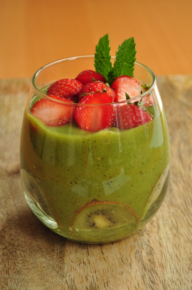 Green Smoothies with Chlorella and Strawberries
